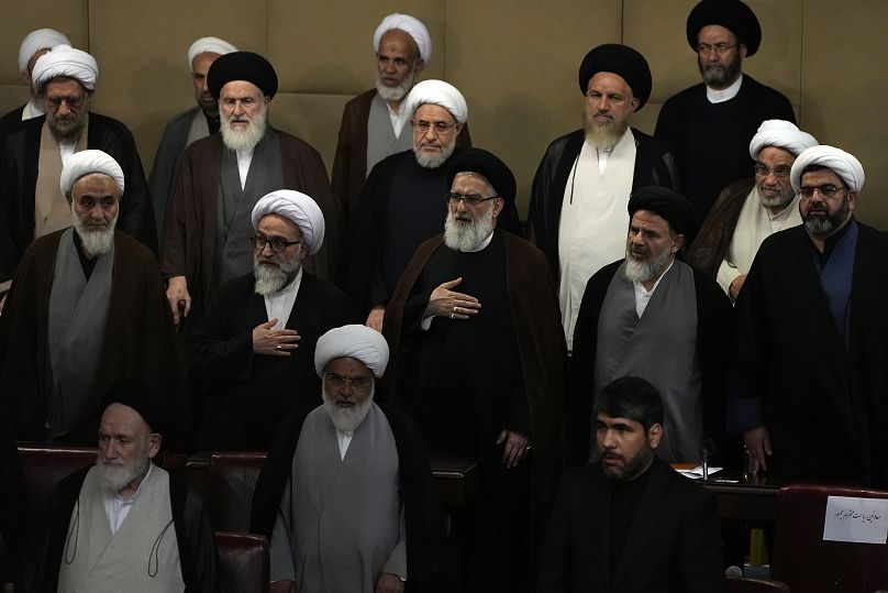اعضای مجلس خبرگان رهبری در ماه مه ۲۰۲۴ در حال گوش دادن به سرود ملی ایران