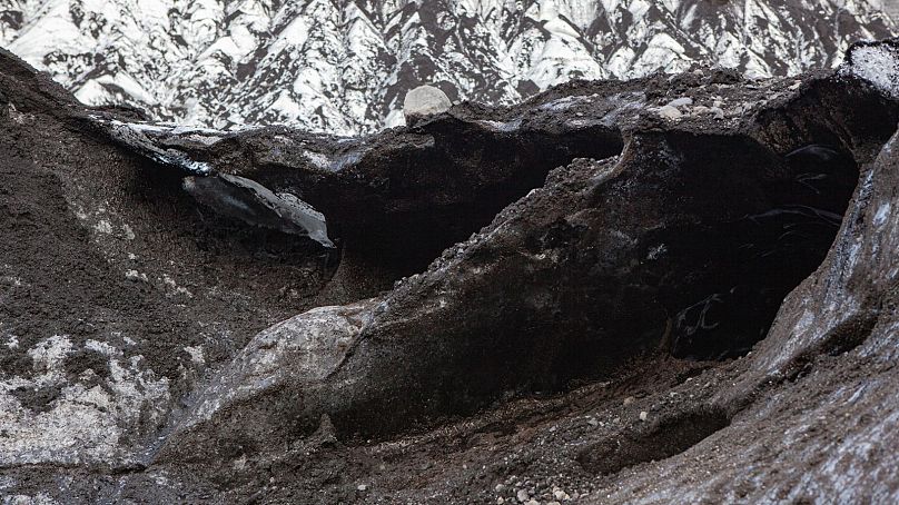O derretimento do glaciar está a expor mais poeira negra por baixo dele.