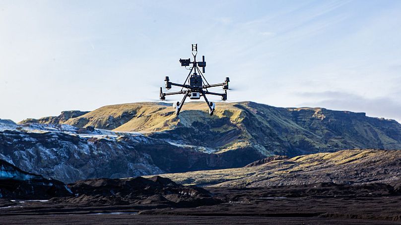 As equipas de investigação pilotam o drone Manapia com os instrumentos em diferentes locais, incluindo o deserto e o glaciar Myrdalsjokull.