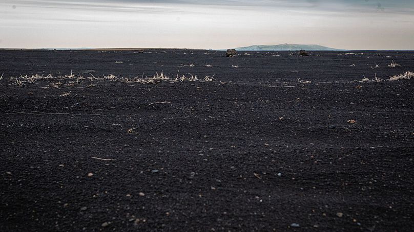 A poeira islandesa é feita de vidro vulcânico preto, o que facilita a sua identificação quando são recolhidas amostras de areia em todo o mundo.
