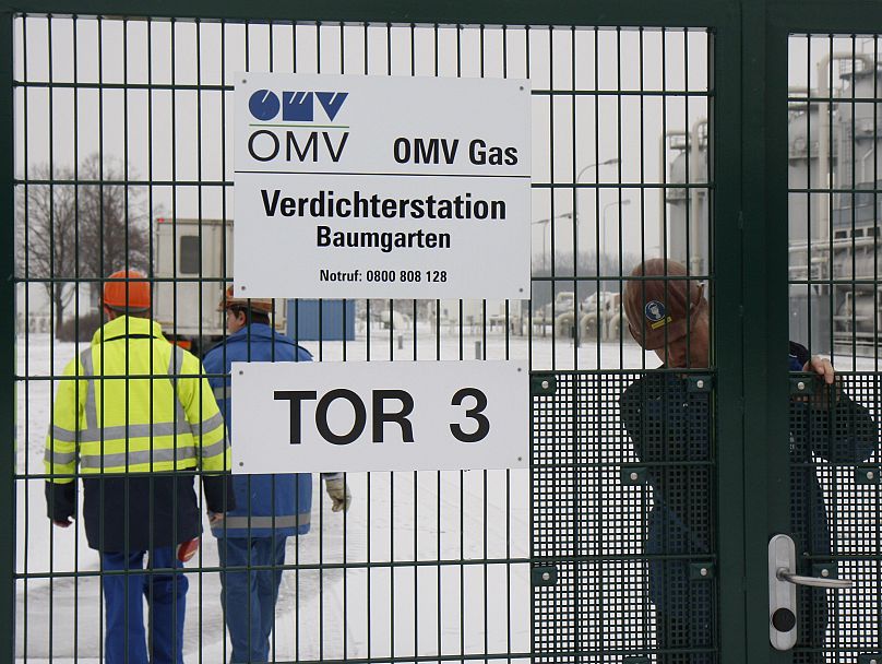 A worker closes a gate at the Central European Gas Hub in Baumgarten near the Austrian-Slovakian border, 7 January, 2009