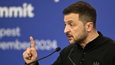 Ukrayna Devlet Başkanı Volodymyr Zelenskyy, Budapeşte'de düzenlenen Avrupa Siyasi Topluluğu sırasında bir basın toplantısında konuşuyor, 7 Kasım 2024