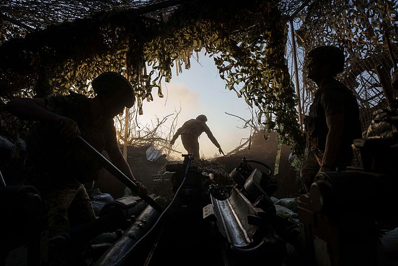 Militares ucranianos preparam-se para disparar contra posições russas na linha da frente na região de Donetsk, na Ucrânia, a 21 de agosto de 2024