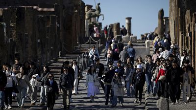 İnsanlar Güney İtalya'da Napoli yakınlarındaki Pompeii Arkeoloji Parkı'nı ziyaret ediyor, 15 Kasım, 2024