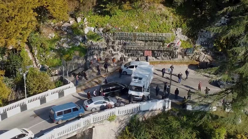 Protestocular, Gürcistan'ın ayrılıkçı Abhazya bölgesindeki Sohum'un yaklaşık 5,5 km güneyindeki Gumista Nehri üzerindeki köprüye giden yolu kapatıyor, 12 Kasım 2024.