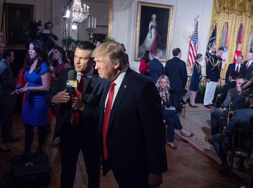Donald Trump a Fox & Friends vendégeként Pete Hegseth műsorvezetővel, 2017 áprilisában