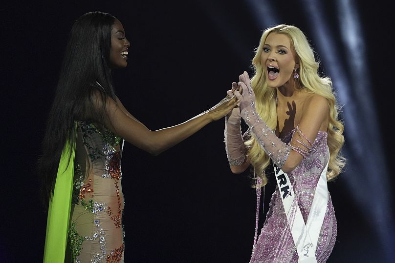 Miss Danemark Victoria Kjær Theilvig, à droite,et Miss Nigeria, Chidimma Adetshina , le samedi 16 novembre 2024.