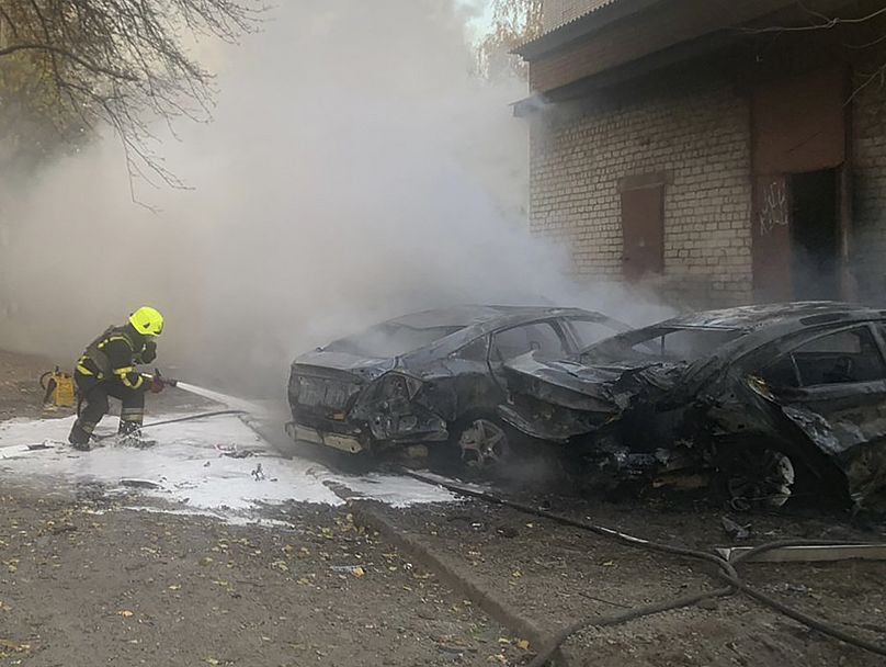  موظفو خدمات الطوارئ يعملون على إطفاء حريق في أعقاب هجوم صاروخي روسي في منطقة بولتافا بأوكرانيا، الأحد 17 نوفمبر/تشرين الثاني 2024