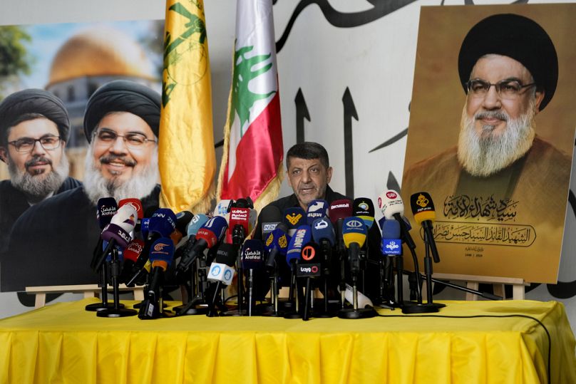 Il portavoce capo di Hezbollah, Mohammed Afif, durante una conferenza stampa a Dahiyeh, nel sobborgo meridionale di Beirut, in Libano, 11 novembre 2024
