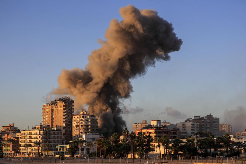 De la fumée s'élève d'un bâtiment touché par une frappe aérienne israélienne à Tyr, dans le sud du Liban, le samedi 16 novembre 2024.