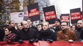 Yulia Navalnaya, il politico d'opposizione russo Kara-Murza e Ilya Yashin in prima fila durante la dimostrazione contro il regime di Putin tenutasi domenica a Berlino