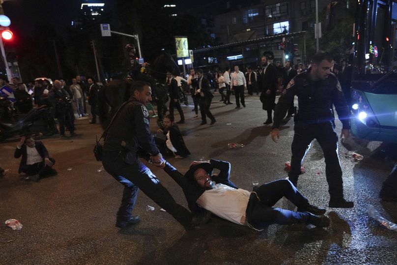ضباط شرطة إسرائيليون يفرقون احتجاجاً للحريديم على التجنيد في الجيش في بني براك، بالقرب من تل أبيب، إسرائيل، الأحد، 17 نوفمبر، 2024.