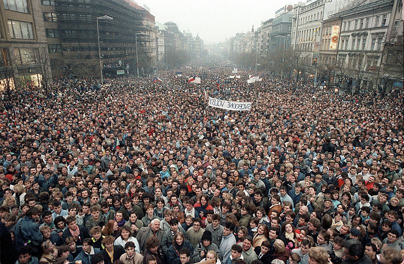 Environ 200 000 personnes rassemblées sur la place Venceslas à Prague pendant la révolution de velours, le 21 novembre 1989.