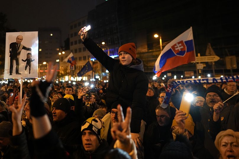 Des milliers de manifestants se rassemblent pour marquer le 35e anniversaire de la révolution de velours à Bratislava, le 17 novembre 2024.