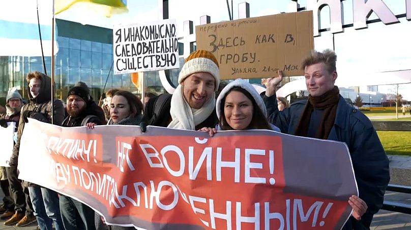 Rus vatandaşları, 17 Kasım 2024'te Finlandiya'nın başkenti Helsinki'de düzenlenen bir mitingde Ukrayna'nın işgaline karşı protesto gösterisinde bulundu.