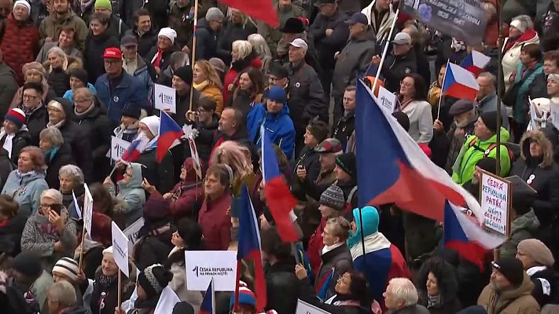 Çek vatandaşları, 17 Kasım 2024'te Prag'da düzenlenen bir mitingde Ukrayna'ya yardım olarak gönderilen para miktarına karşı protesto düzenledi.