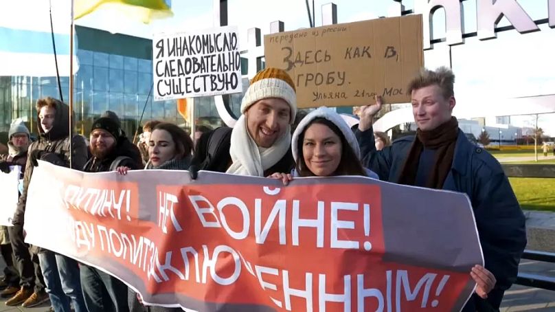 Russische Staatsangehörige protestieren bei einer Kundgebung in der finnischen Hauptstadt Helsinki gegen den Einmarsch in die Ukraine, 17. November 2024