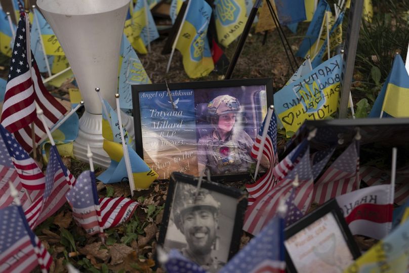 Die Gedenktafel für die amerikanische Freiwillige Tatyana Millard zwischen ukrainischen und amerikanischen Flaggen auf dem Kiewer Majdan.