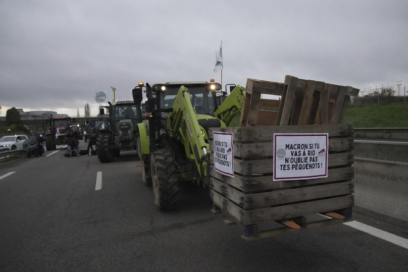 Los agricultores bloquean una carretera para protestar contra el acuerdo comercial entre la UE y el Mercosur, este lunes en Velizy-Villacoublay, en las afueras de París