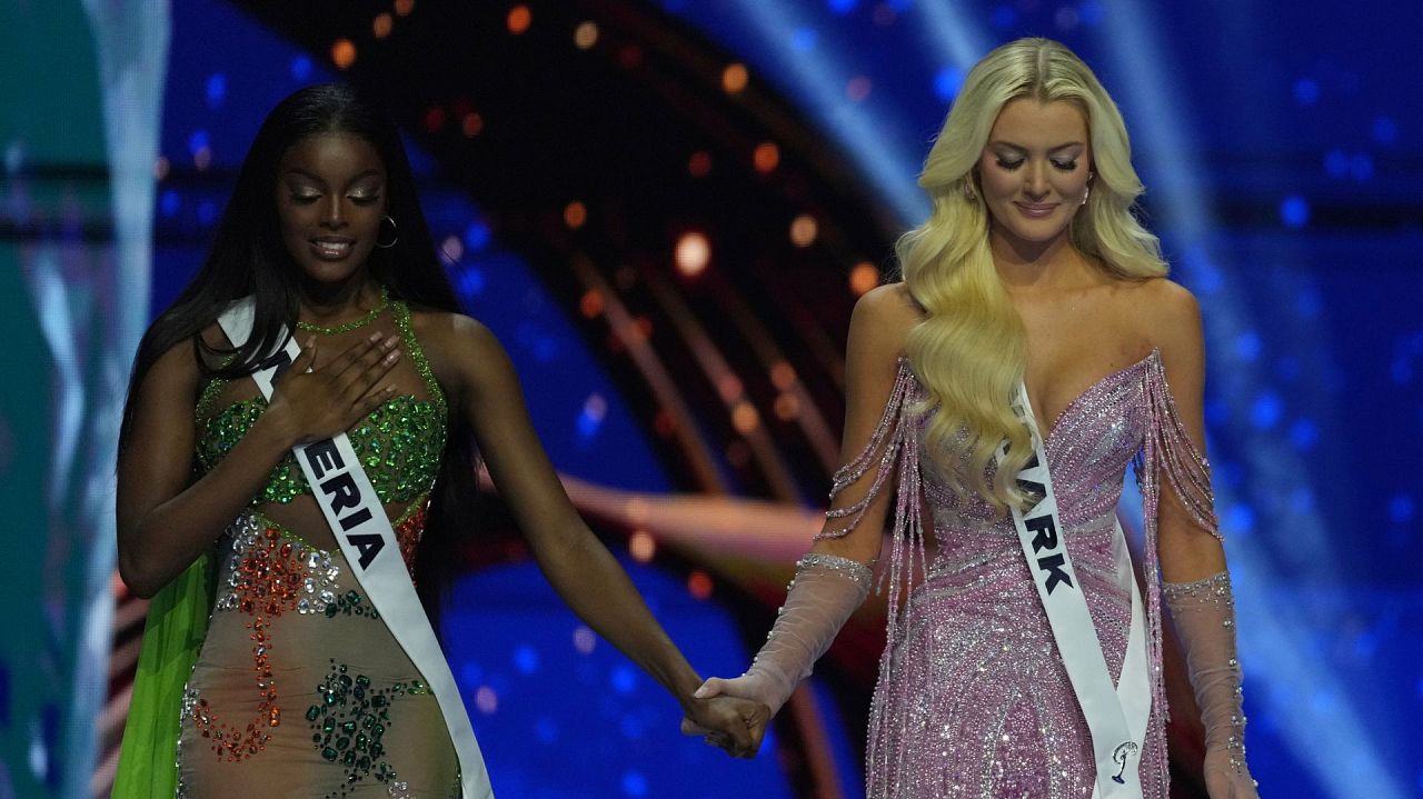 Miss Nigeria Chidimma Adetshina, à gauche, et Miss Danemark Victoria Kjær Theilvig s'affrontent lors de la finale du 73e concours de beauté Miss Univers.