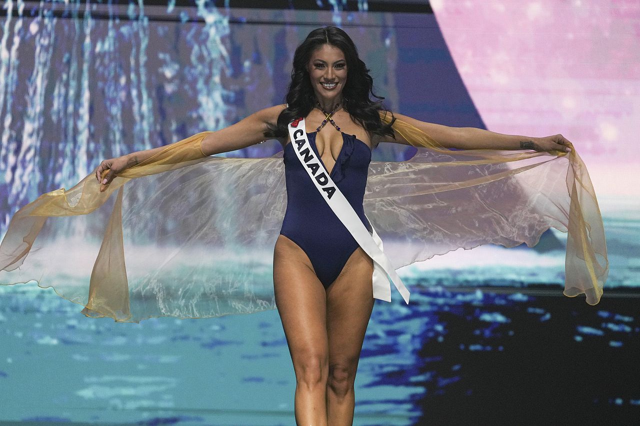 Miss Canada Ashley Callingbull participe à la finale du 73e concours de beauté Miss Univers à Mexico.