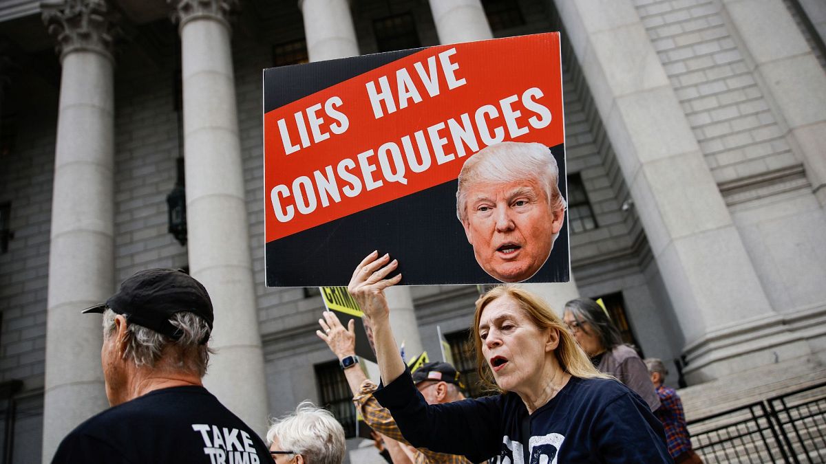 Kadınlar, Donald Trump'ın yeniden seçilmesini protesto etmek için saçlarını tıraş ediyor