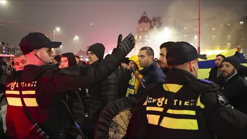 A polícia escolta os adeptos do Maccabi Tel Aviv até à estação de metro que os conduz ao estádio do Ajax.