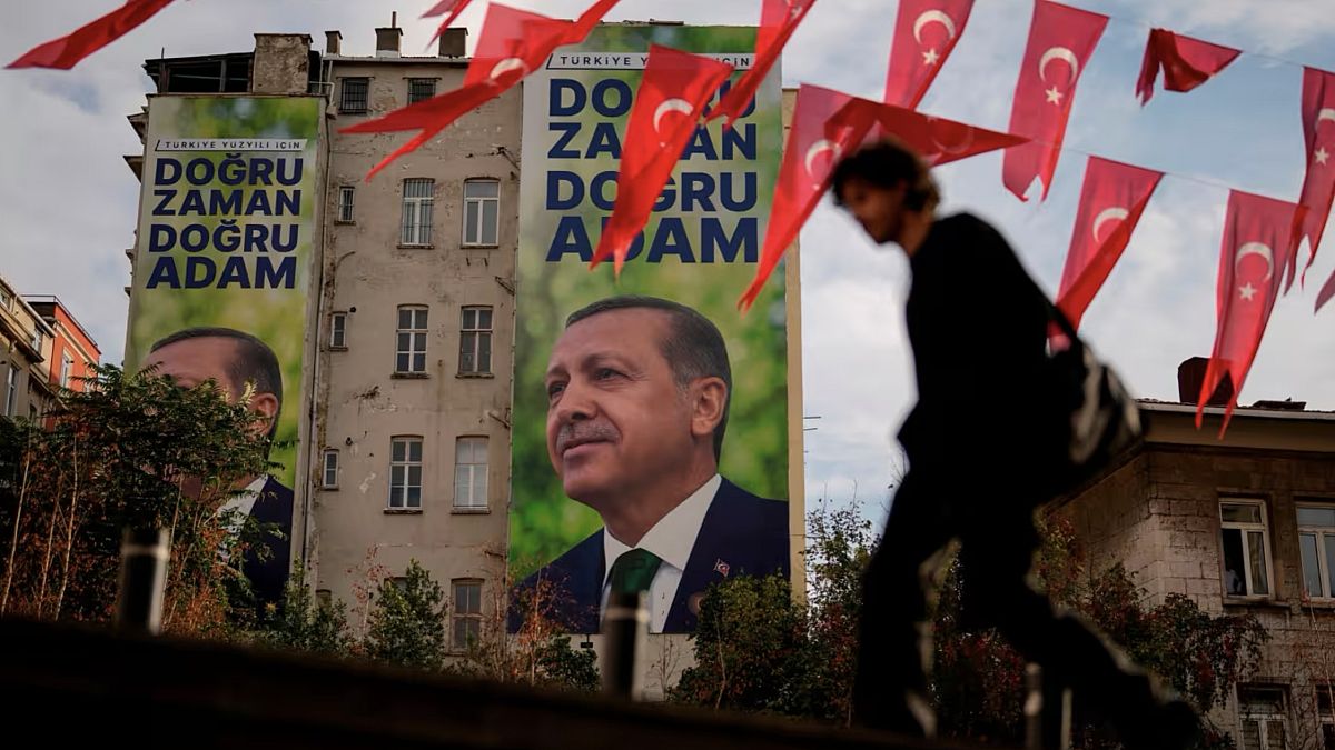 艾爾段總統的海報在伊斯坦堡展出（檔案）