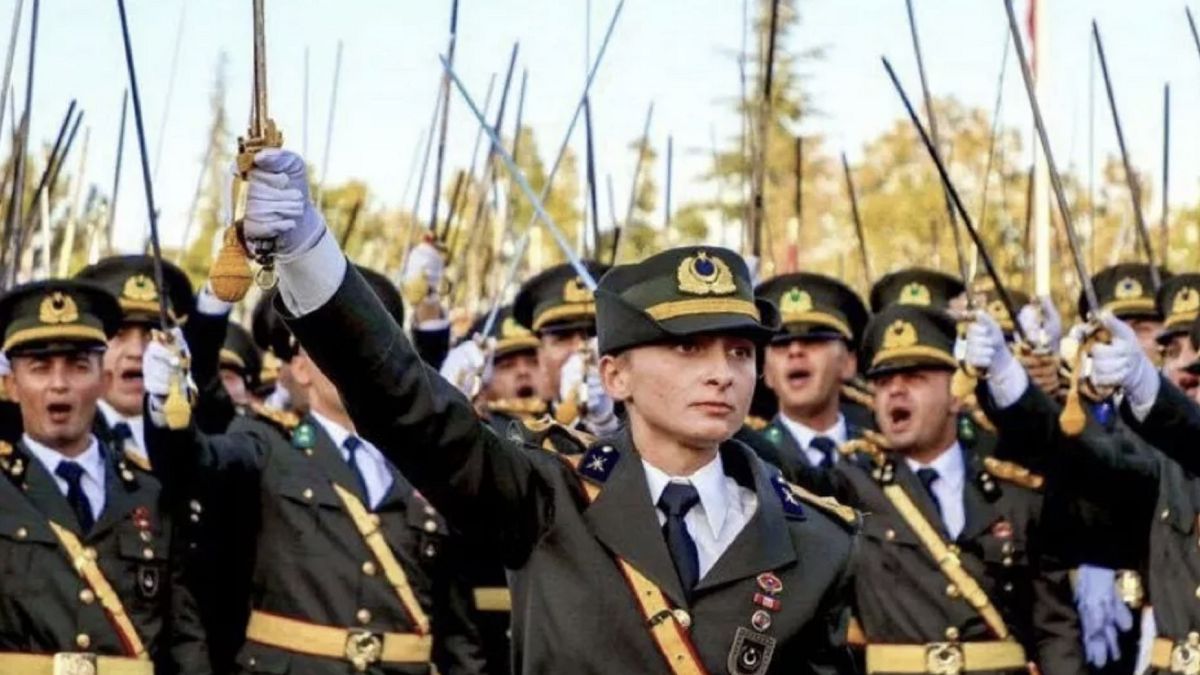 軍事學院告別演說家 Ebru Eroğlu（中）在宣誓時與戰友們在一起（照片：X）