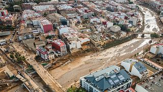 Il fango ricopre il comune di Paiporta a seguito di una grave alluvione nella regione spagnola di Valencia.