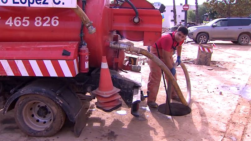 Un technicien chargé de nettoyer les égouts à Paiporta