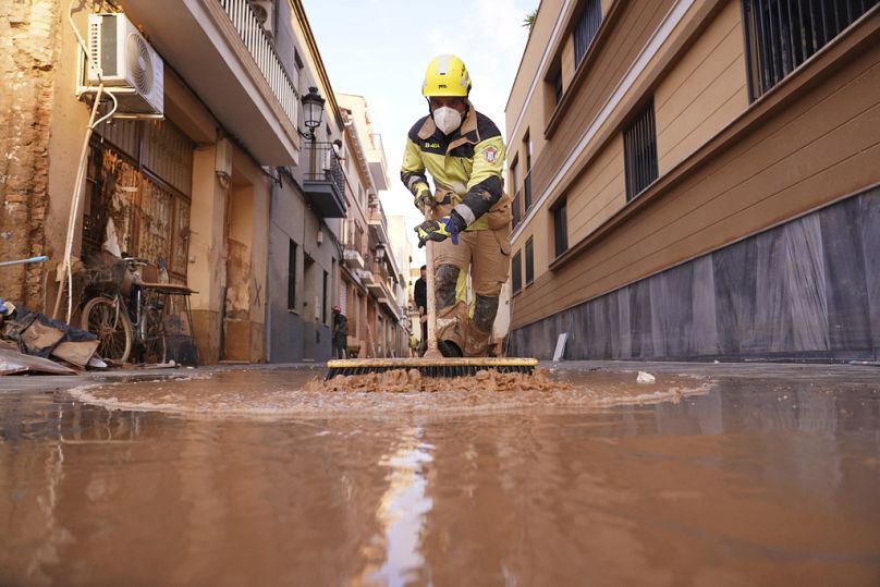 Un pompier balaie la boue après des inondations à Paiporta, Espagne, jeudi 7 novembre 2024.