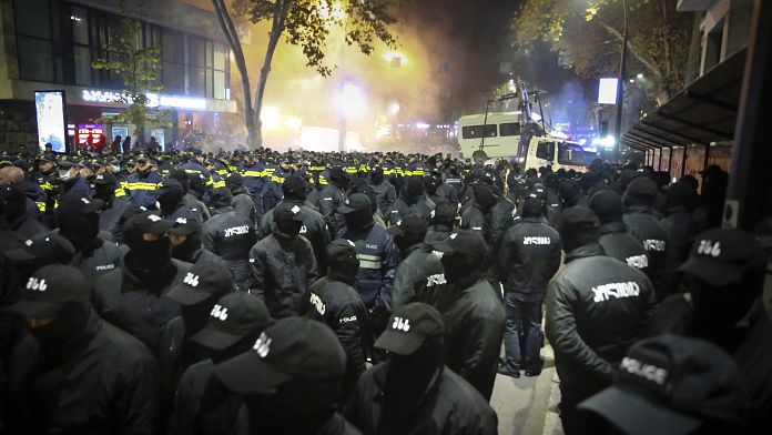 Géorgie : des manifestants accusent le pouvoir d'avoir truqué les élections législatives