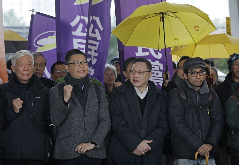 Hong Kong liderleri (soldan sağa): Chu Yiu-ming, Benny Tai ve Chan Kin-man Chu Yiu-ming, Benny Tai ve Chan Kin-man, bir duruşma öncesi Sulh Ceza Mahkemesi'nin dışında, 2018.