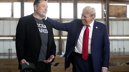 FILE - Izvršni direktor Tesle i SpaceX-a Elon Musk, lijevo, i Donald Trump, desno, u listopadu.