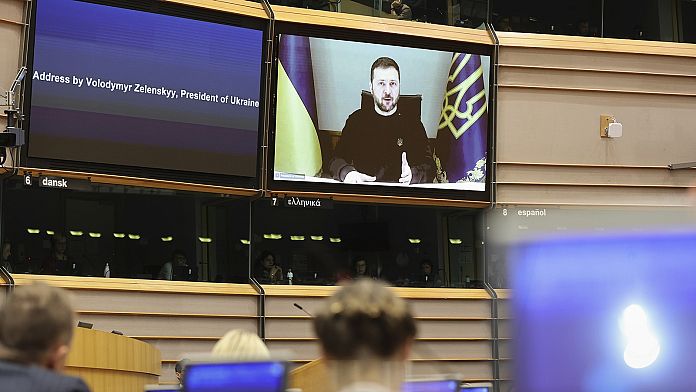 Zelensky al Parlamento Ue: Spogliare Putin dei suoi "soldi e del suo potere" per ristabilire la pace