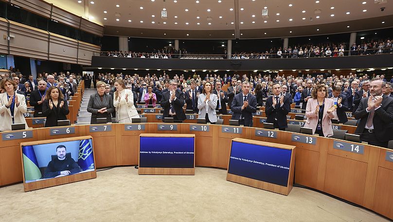 Standing ovation degli eurodeputati per il presidente ucraino Volodymyr Zelensky, Strasburgo, 19 novembre 2024