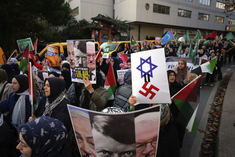 متظاهرون يهتفون بشعارات خلال مظاهرة مؤيدة للفلسطينيين بالقرب من القنصلية الألمانية في اسطنبول، تركيا، الأحد، 10 نوفمبر/تشرين الثاني 2024. 