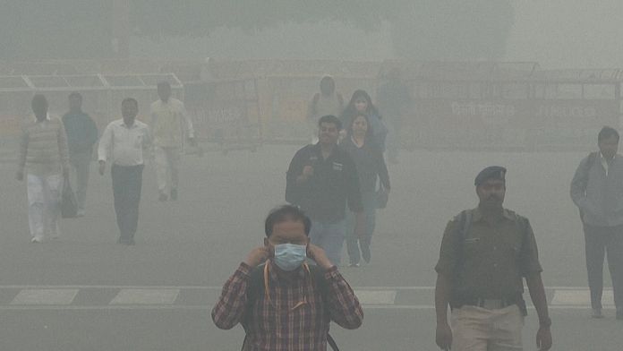 No Comment. New Delhi continue d'étouffer dans l'air pollué