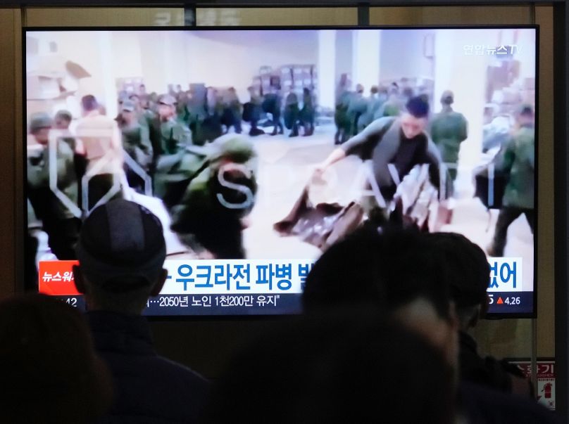 Észak-koreai katonák várnak orosz ellátmányra egy Szöulban sugárzott televíziós összeállítás szerint