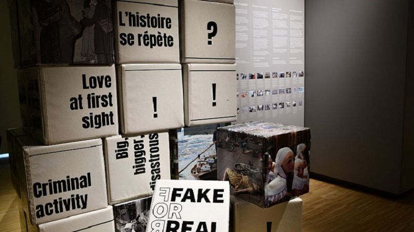 Una exhibición interactiva en la exposición 'Fake for Real' en Budapest.