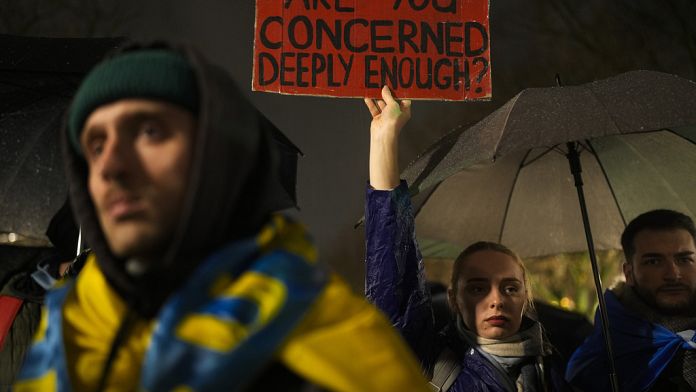 Germania, oppositori e cittadini russi marciano a Berlino contro la guerra in Ucraina