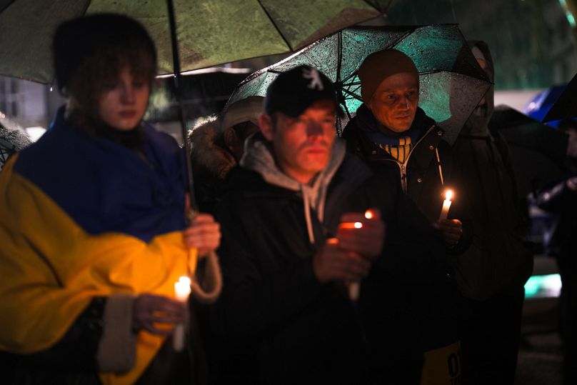 Persone partecipano a una protesta in occasione dei mille giorni dall'invasione dell'Ucraina davanti all'ambasciata russa a Berlino, Germania, 19 novembre 2024.