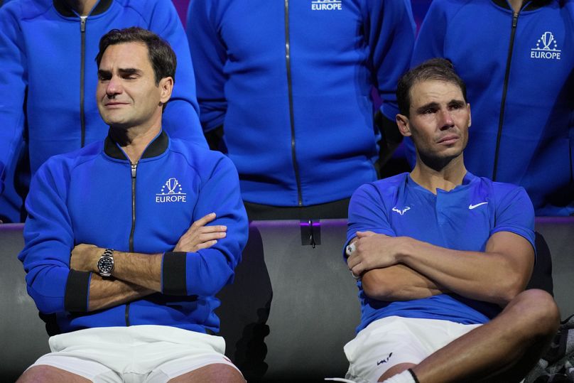 Un emozionato Roger Federer, a sinistra, siede accanto al suo compagno di gioco Rafael Nadal dopo il match di doppio della Laver Cup alla O2 Arena di Londra, 23 settembre 2022