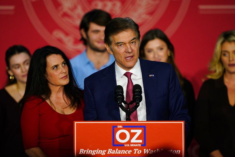 Mehmet Oz parla ai sostenitori durante un comizio elettorale a Newtown, Pennsylvania, 8 novembre 2022