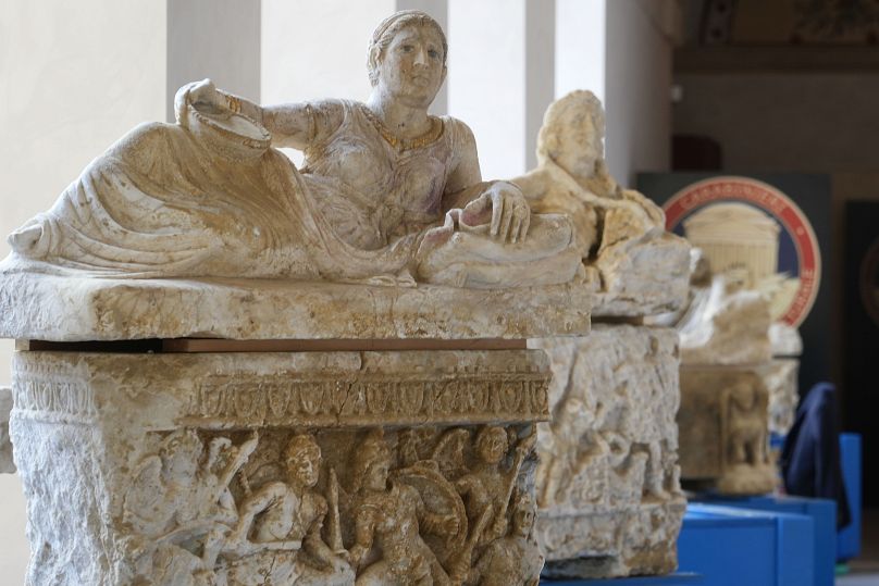 Altri reperti archeologici recuperati dalla polizia.