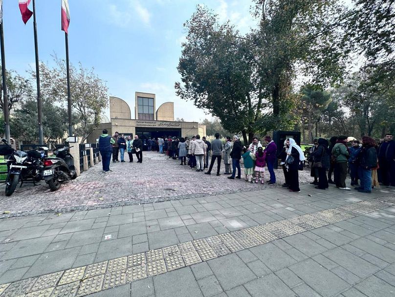 صف‌های طولانی در برابر ورودی موزه هنرهای معاصر