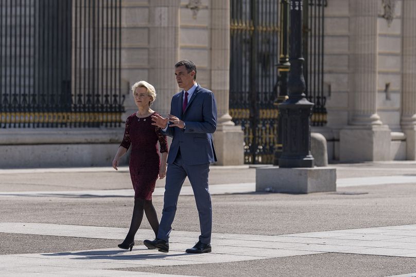 La Presidente della Commissione Ue Ursula von der Leyen e il premier spagnolo Pedro Sánchez a un vertice dell'Ue a Madrid, Spagna, sabato 3 luglio 2023