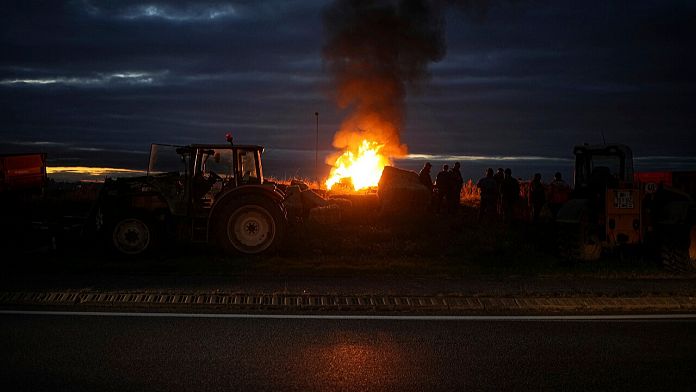 Francia, gli agricoltori bloccano un'autostrada per protestare contro l'accordo Ue-Mercosur