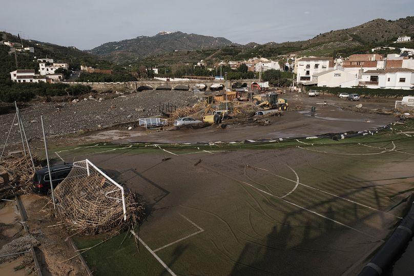 Des véhicules emportés par les eaux après les inondations à Benagarmosa, à Malaga, en Espagne, le jeudi 14 novembre 2024.